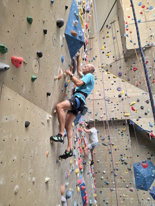 parKLIMson stimuleert klimmers, vrijwilligers en klimhallen om door samen klimmen het leven van mensen met Parkinson te verbeteren.