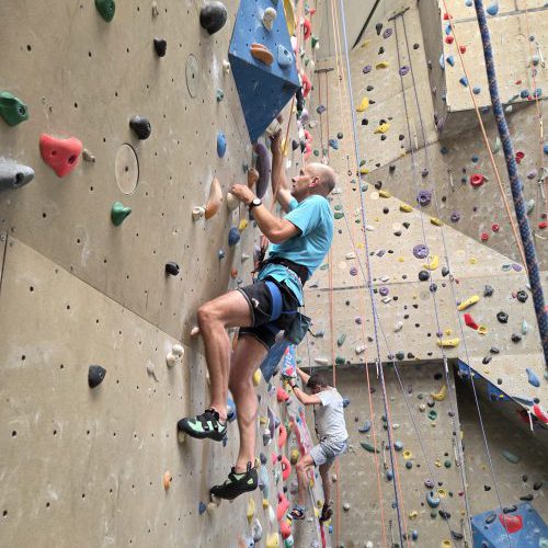 parKLIMson stimuleert klimmers, vrijwilligers en klimhallen om door samen klimmen het leven van mensen met Parkinson te verbeteren.